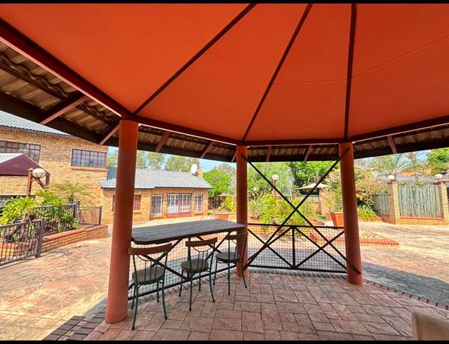 6 BEDROOM HOUSE FOR SALE IN DIE HOEWES